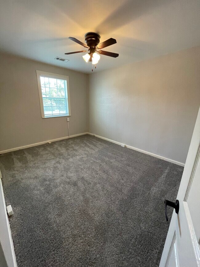 Building Photo - Rogers Ave