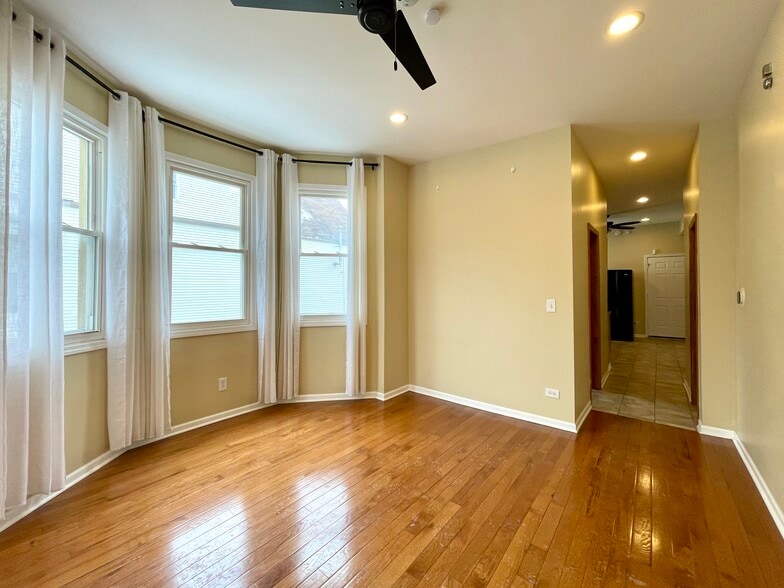 Building Photo - 2028 N Hamlin Ave