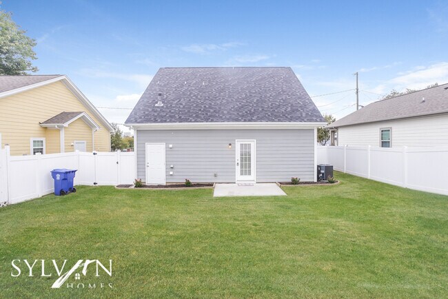 Building Photo - This delightful 3BR 2.5BA is a gem