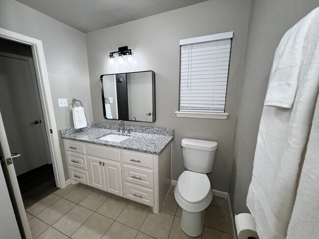 Building Photo - 919 SW 60th- AVAILABLE NOW!!