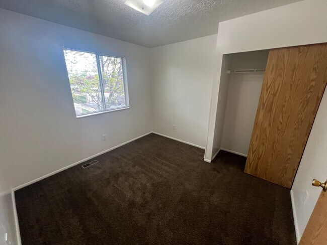 Building Photo - Cozy 3B/1 Bath Townhome in West Valley