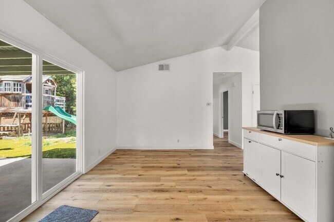 Building Photo - 2863 Roseann Ave