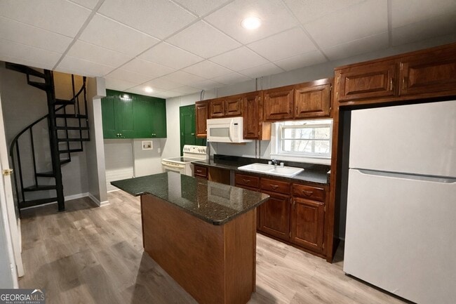 Building Photo - 269 W Hermitage Rd NE