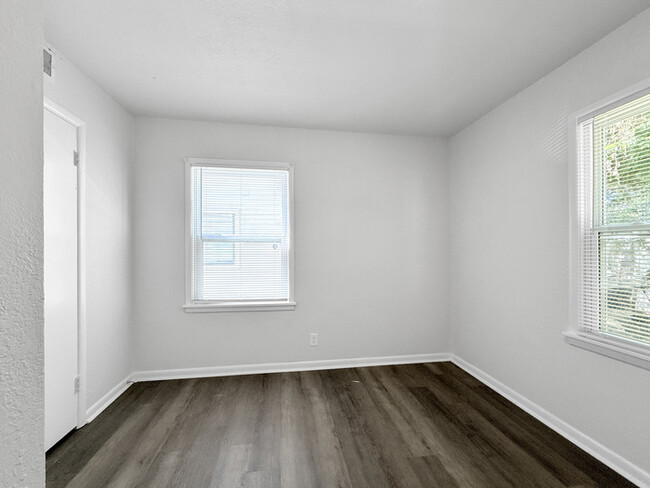 Building Photo - 3128 N Kenosha Ave