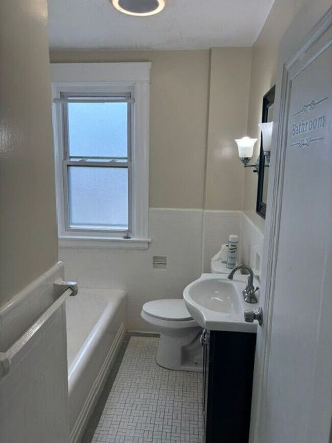 Building Photo - 121 Ledge St