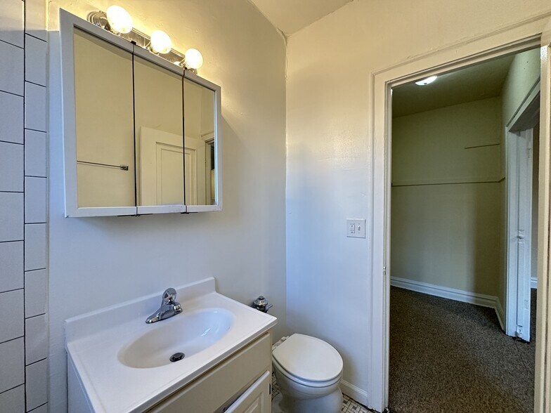 Building Photo - 4834 N Damen Ave