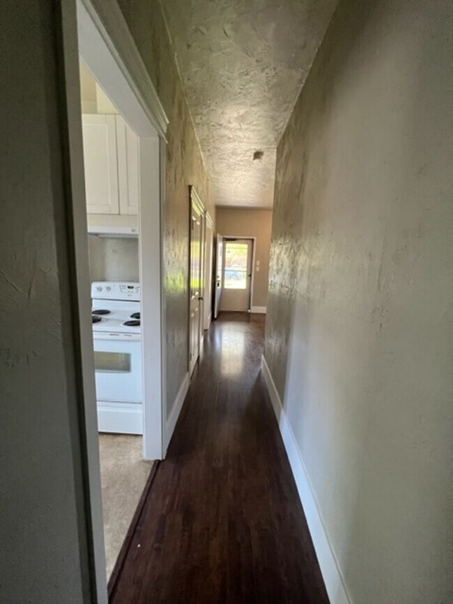 Building Photo - 3 Bedroom House on Jefferson St Near Downt...