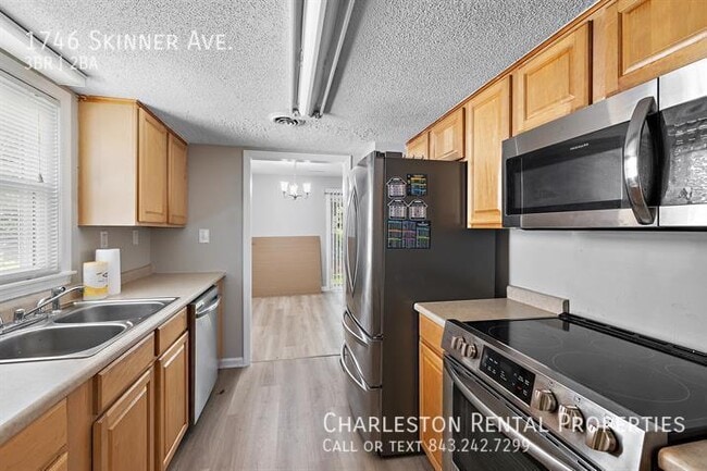 Building Photo - 1746 Skinner Ave