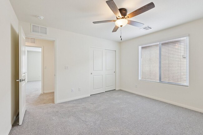 Building Photo - 10971 Meridian Flds Ave