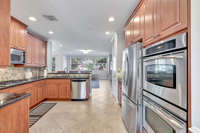 Building Photo - 5585 NE Trieste Way