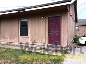 Building Photo - Updated 2-Bedroom with Easy Commute