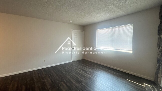 Building Photo - Charming Galt 2bd/2ba Duplex with 2 Car Ga...