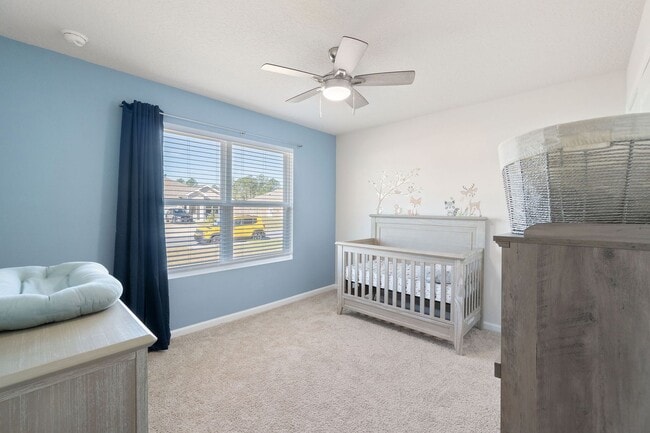 Building Photo - Gorgeous and Spacious 5/3 Home with Commun...