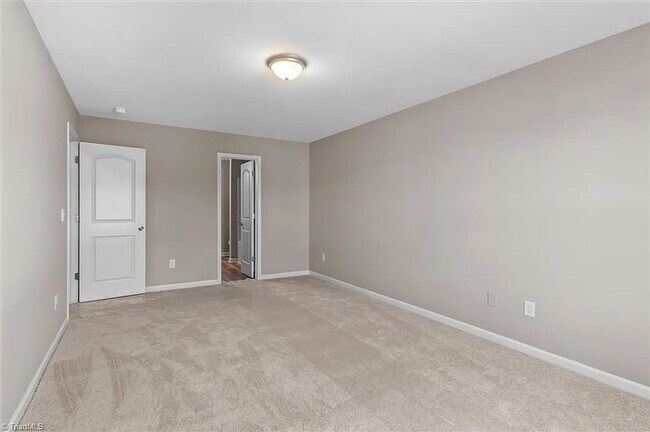 Building Photo - *** Move in Ready ***