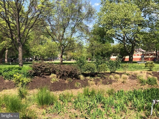 Building Photo - 2233 Reed St