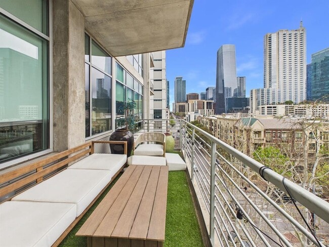 Building Photo - 800 W 5th St