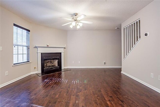 Building Photo - Spacious townhome minutes from Midtown Atl...