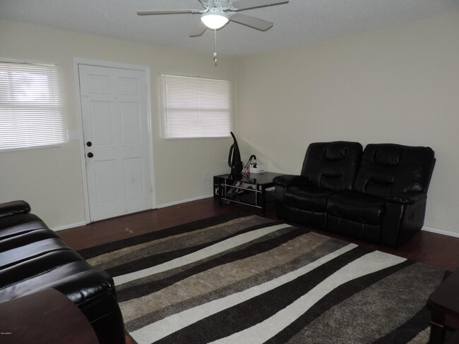 Building Photo - Three bedroom ranch home in Palm Bay.