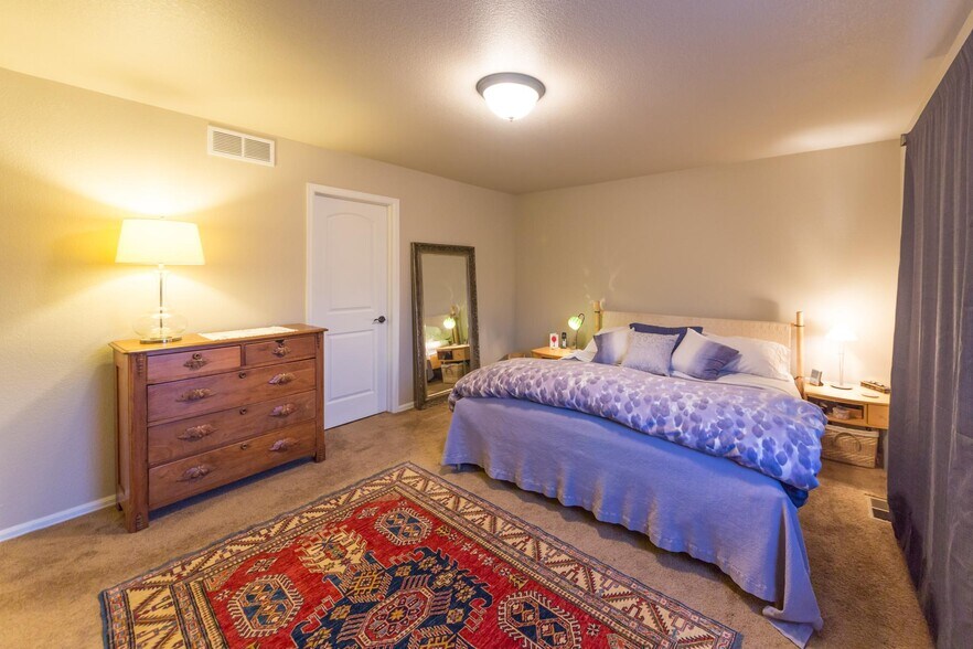 Primary bedroom with walk in closet - 2786 Exmoor Ln