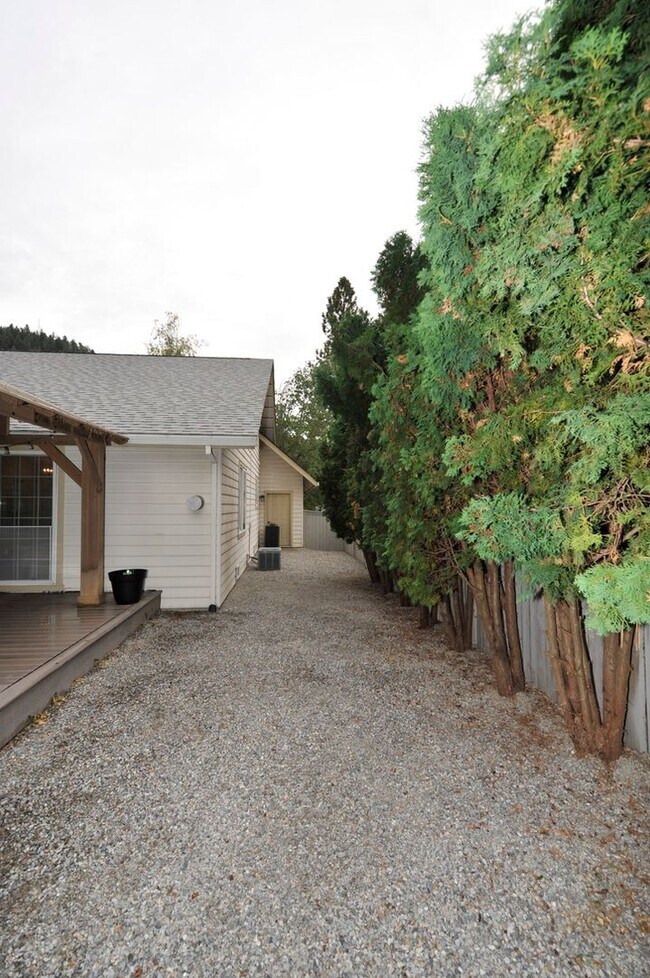 Building Photo - Best Hill Meadows Community- 3 bed 2 bath ...