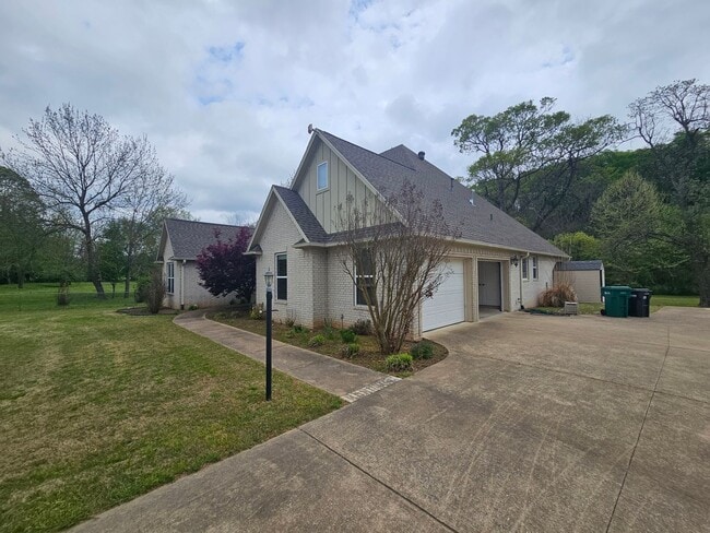 Building Photo - Beautiful Large Home in Johnson