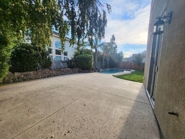 Building Photo - Absolutely Gorgeous 4BD / 3BA Home with Pool in Quiet Neighborhood