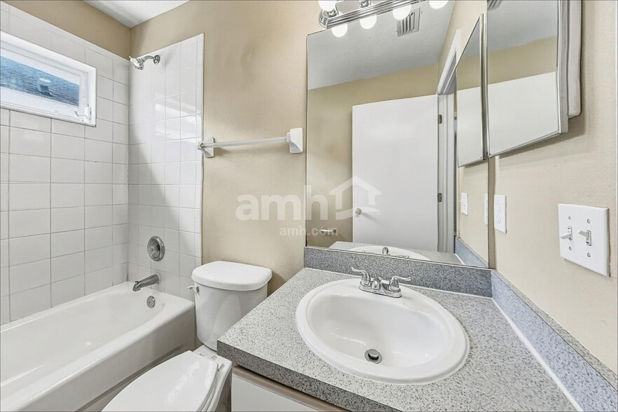Building Photo - 12024 Cedarfield Dr