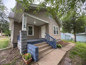 Building Photo - 2 bedroom Rock Island Home for Rent