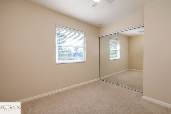 Building Photo - Cozy 3 Bed 1.5 Bath Town Home w/ Private P...