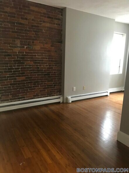 Building Photo - 338 Warren St