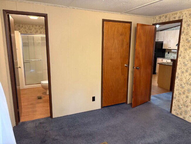 Building Photo - "Charming 3-Bedroom with 2 Full Baths in H...