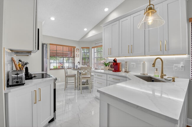 Building Photo - 7677 Lexington Club Blvd