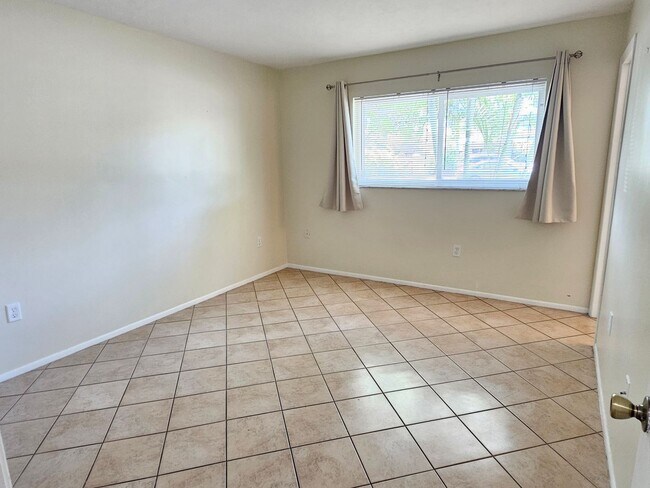 Building Photo - Annual Unfurnished 2 Bedroom 2 Bathroom Duplex with a Carport on Venice Island!