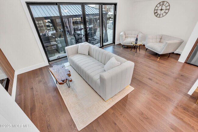 Building Photo - 320 Silver Lagoon Dr