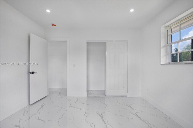 Building Photo - 630 W 72nd Pl