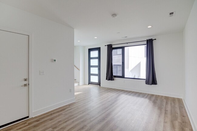 Building Photo - Luxury 3 Bed Townhome in Durham RTP