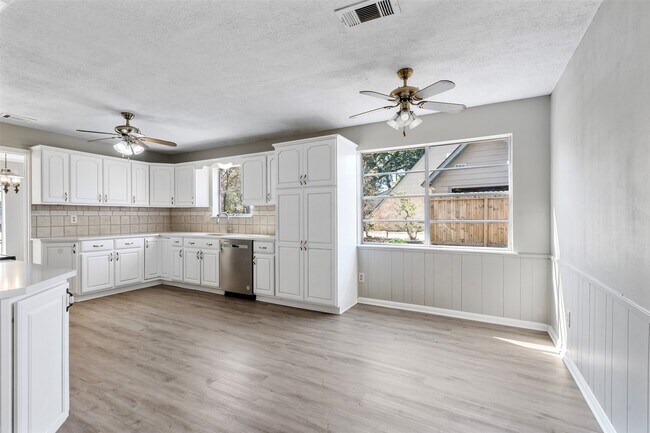 Building Photo - 4106 Cypress Hill Dr