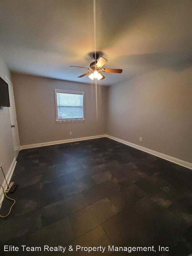 Building Photo - 2 br, 1.5 bath House - Cemetery St 309 Unit D