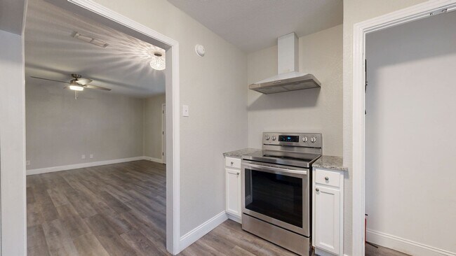 Building Photo - 2 WEEKS FREE RENT + $995 A MONTH!!!