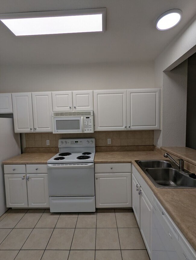 Building Photo - 4833 NW 46th Pl