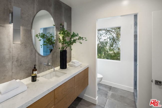 Building Photo - 3564 Multiview Dr