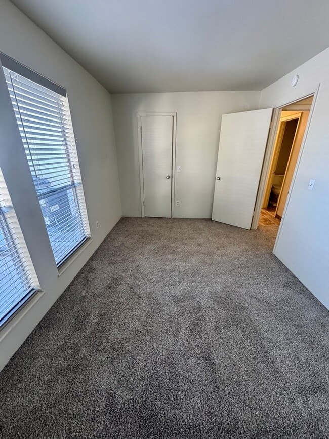 Building Photo - 2 Bedroom Townhome with Pool and Fitness Center/Centrally Located!!