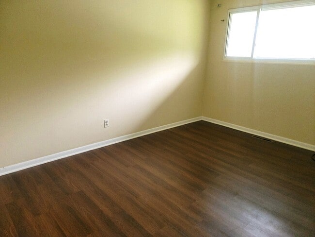 Building Photo - 70 Pine Ct