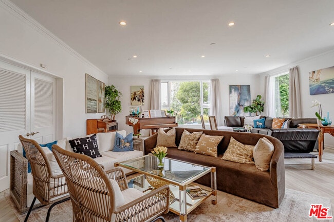 Building Photo - 508 N Canon Dr