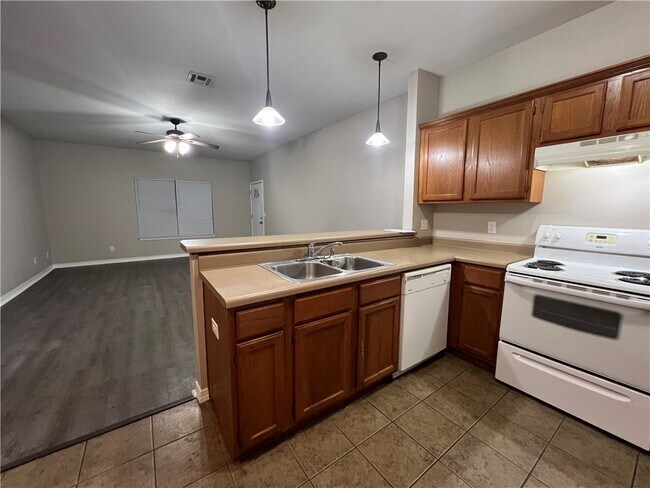 Building Photo - 3014 SE J St