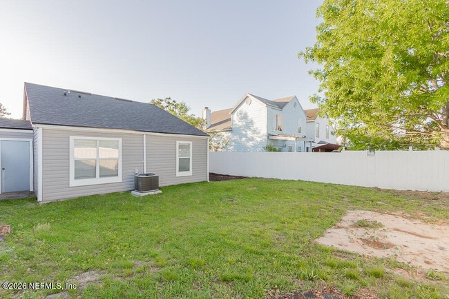 Building Photo - 563 Staffordshire Dr E