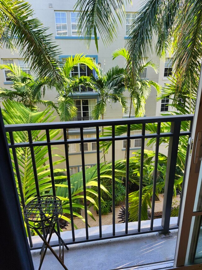 Building Photo - 533 NE 3rd Ave