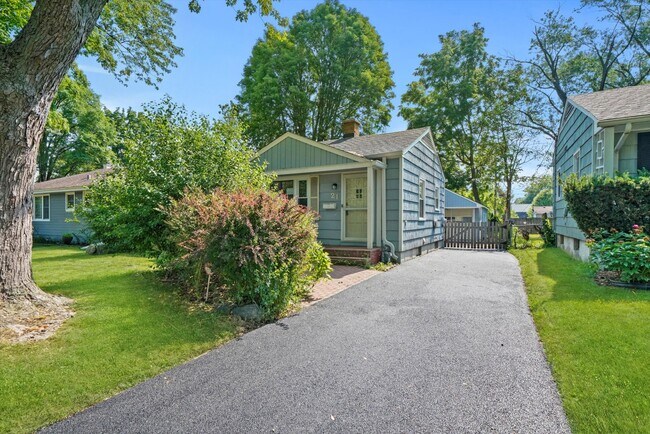 Building Photo - Charming Ranch-Style Home with New Windows...