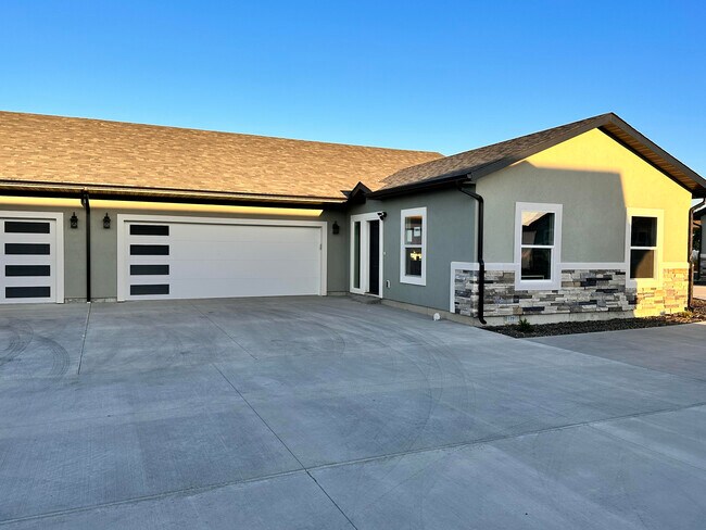 Building Photo - 1015 Cheney Dr W
