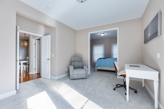 Building Photo - Short term rental available